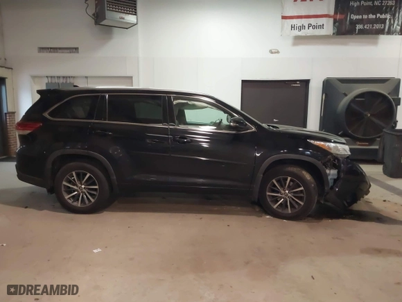 2017 Toyota Highlander XLE with VIN 5TDJZRFH1HS410312, listed as a IAAI auction lot 41729147 with 126,404 mi miles. Bid and sale history available at carsss.com. Image 13.