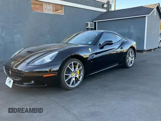 2012 Ferrari California z VIN ZFF65TJA1C0186660, wystawiony jako Copart lot #79966064 z przebiegiem 18 917 mil mil oraz Szkody całkowita. Historia ofert i sprzedaży dostępna na DreamBid. Obrazek 2.