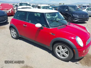 2006 MINI Hardtop z VIN WMWRC33556TK72619, wystawiony jako IAAI lot #42328177 z przebiegiem 106 398 mil mil oraz . Historia ofert i sprzedaży dostępna na DreamBid. Obrazek 1.