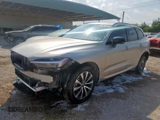 2025 Volvo XC60 Plus z VIN YV4M12RC9S1116363, wystawiony jako Copart lot #57709755 z przebiegiem 9 523 mil mil oraz Czysty tytuł • Clean title. Historia ofert i sprzedaży dostępna na DreamBid. Obrazek 1.