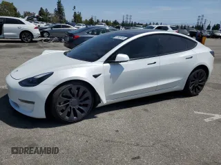 2021 Tesla Model 3 Performance z VIN 5YJ3E1EC5MF076277, wystawiony jako Copart lot #57808185 z przebiegiem 45 718 mil mil oraz Szkoda całkowita • Salvage title. Historia ofert i sprzedaży dostępna na DreamBid. Obrazek 1.