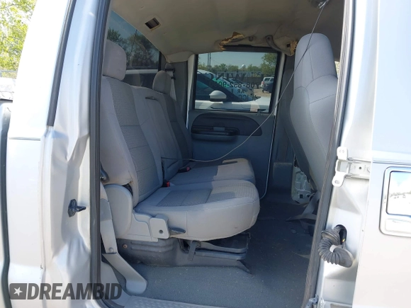 2006 Ford F-250 XL z VIN 1FTSW21P96EB85059, wystawiony jako IAAI lot #42202995 z przebiegiem 161 675 mil mil oraz . Historia ofert i sprzedaży dostępna na DreamBid. Obrazek 8.