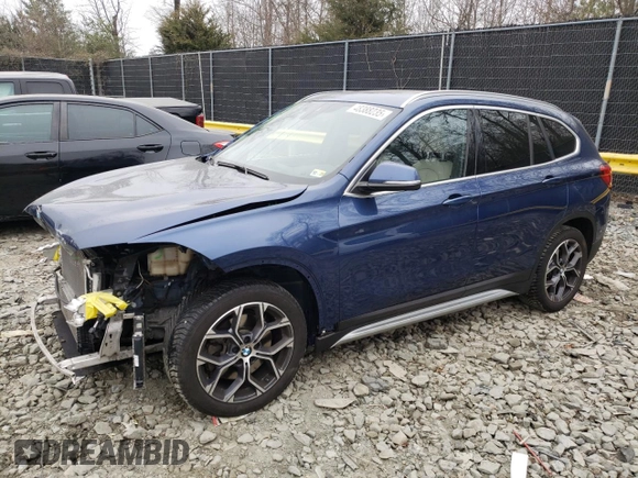 2021 BMW X1 xDrive28i z VIN WBXJG9C06M5T81056, wystawiony jako Copart lot #48388235 z przebiegiem 64 863 mil mil oraz Szkoda całkowita • Salvage title. Historia ofert i sprzedaży dostępna na DreamBid. Obrazek 1.