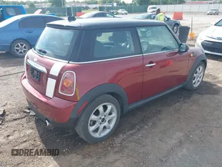 2009 MINI Hardtop z VIN WMWMF33579TW73000, wystawiony jako IAAI lot #42244237 z przebiegiem 108 332 mil mil oraz . Historia ofert i sprzedaży dostępna na DreamBid. Obrazek 4.