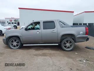 2007 Chevrolet Avalanche LTZ z VIN 3GNEC12J77G129472, wystawiony jako IAAI lot #41100413 z przebiegiem Nie podano mil oraz . Historia ofert i sprzedaży dostępna na DreamBid. Obrazek 14.