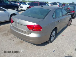 2015 Volkswagen Passat Wolfsburg Edition z VIN 1VWAT7A33FC084526, wystawiony jako IAAI lot #42191378 z przebiegiem 193 142 mil mil oraz . Historia ofert i sprzedaży dostępna na DreamBid. Obrazek 4.