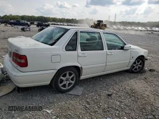 2000 Volvo S70 z VIN YV1LS61J2Y2667079, wystawiony jako Copart lot #69458774 z przebiegiem Nie podano mil oraz Szkody całkowita. Historia ofert i sprzedaży dostępna na DreamBid. Obrazek 3.