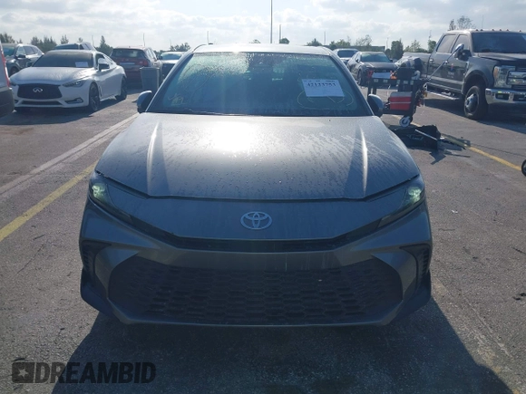 2025 Toyota Camry LE z VIN 4T1DAACK0SU500801, wystawiony jako IAAI lot #42123753 z przebiegiem 11 742 mil mil oraz . Historia ofert i sprzedaży dostępna na DreamBid. Obrazek 12.