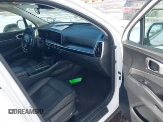 2024 Kia Sorento S z VIN 5XYRLDJC0RG275129, wystawiony jako IAAI lot #41354269 z przebiegiem 16 907 mil mil oraz . Historia ofert i sprzedaży dostępna na DreamBid. Obrazek 5.