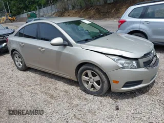 2014 Chevrolet Cruze 1LT z VIN 1G1PC5SB1E7246001, wystawiony jako IAAI lot #42545934 z przebiegiem 147 241 mil mil oraz . Historia ofert i sprzedaży dostępna na DreamBid. Obrazek 1.