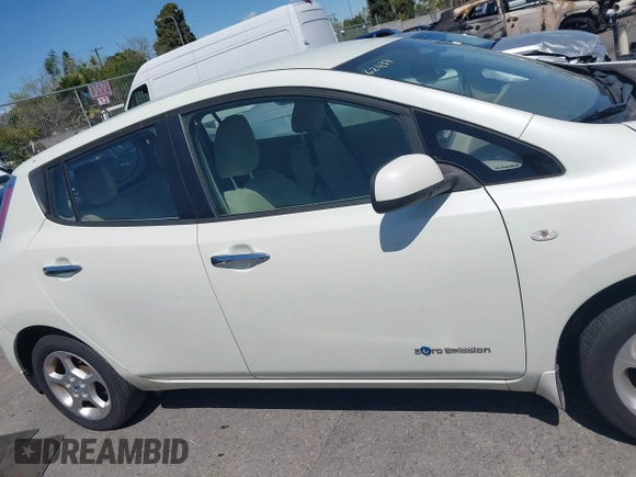 2011 Nissan LEAF SL-e z VIN JN1AZ0CP1BT007790, wystawiony jako IAAI lot #41943215 z przebiegiem 62 468 mil mil oraz . Historia ofert i sprzedaży dostępna na DreamBid. Obrazek 13.