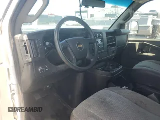 2017 Chevrolet Express Cargo z VIN 1GCWGAFF4H1326462, wystawiony jako IAAI lot #42826100 z przebiegiem 131 416 mil mil oraz . Historia ofert i sprzedaży dostępna na DreamBid. Obrazek 16.