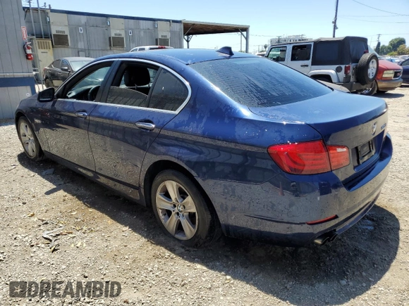 2012 BMW 5 Series 528i z VIN WBAXG5C51CDX06029, wystawiony jako Copart lot #56512415 z przebiegiem 126 307 mil mil oraz Czysty tytuł • Clean title. Historia ofert i sprzedaży dostępna na DreamBid. Obrazek 2.