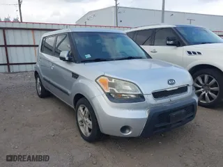 2011 Kia Soul + with VIN KNDJT2A2XB7705227, listed as a IAAI auction lot 41942432 with NaN miles. Bid and sale history available at carsss.com. Image 1.