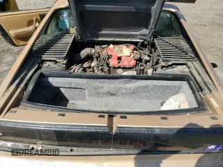 1987 Pontiac Fiero GT z VIN 1G2PG1194HP216891, wystawiony jako Copart lot #72103234 z przebiegiem 55 013 mil mil oraz Tytuł czysty. Historia ofert i sprzedaży dostępna na DreamBid. Obrazek 11.