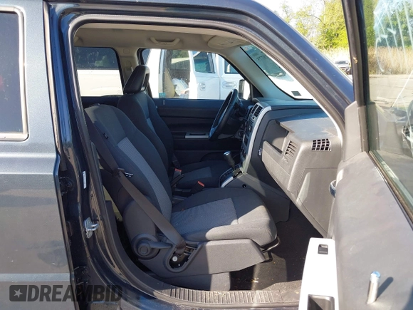 2008 Jeep Patriot Sport z VIN 1J8FT28WX8D519480, wystawiony jako IAAI lot #42119775 z przebiegiem 162 594 mil mil oraz . Historia ofert i sprzedaży dostępna na DreamBid. Obrazek 5.