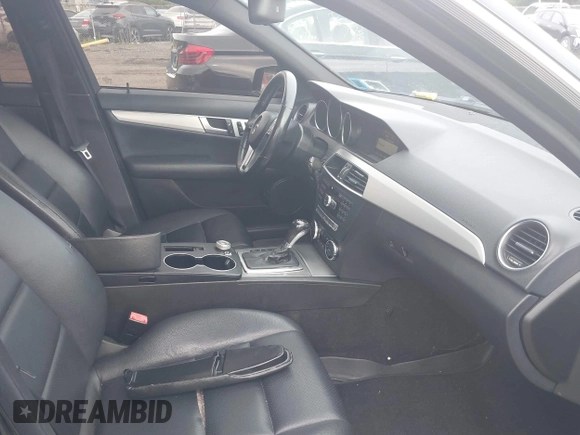 2014 Mercedes-Benz C-Class C 300 Sport with VIN WDDGF8AB5ER318846, listed as a IAAI auction lot 40087045 with 999,999 mi miles. Bid and sale history available at carsss.com. Image 5.
