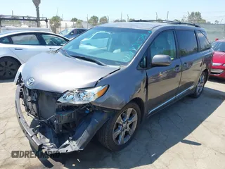 2013 Toyota Sienna LE AAS z VIN 5TDKK3DCXDS328201, wystawiony jako IAAI lot #42773579 z przebiegiem 106 890 mil mil oraz . Historia ofert i sprzedaży dostępna na DreamBid. Obrazek 2.