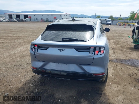 2022 Ford Mustang Mach-E Premium z VIN 3FMTK3SS7NMA02299, wystawiony jako IAAI lot #42238270 z przebiegiem 50 996 mil mil oraz . Historia ofert i sprzedaży dostępna na DreamBid. Obrazek 16.