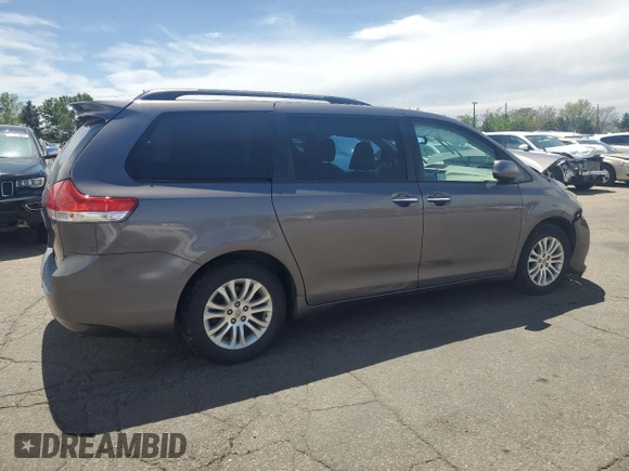 2014 Toyota Sienna XLE z VIN 5TDYK3DC6ES524504, wystawiony jako Copart lot #56509235 z przebiegiem Nie podano mil oraz Szkoda całkowita • Salvage title. Historia ofert i sprzedaży dostępna na DreamBid. Obrazek 3.