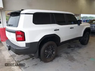 2025 Toyota Land Cruiser 1958 Edition z VIN JTEABFAJXSK020610, wystawiony jako IAAI lot #42225856 z przebiegiem 5 828 mil mil oraz . Historia ofert i sprzedaży dostępna na DreamBid. Obrazek 4.