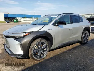 2024 Toyota bZ4X XLE z VIN JTMABACA3RA085576, wystawiony jako Copart lot #64452935 z przebiegiem 8 289 mil mil oraz Czysty tytuł • Clean title. Historia ofert i sprzedaży dostępna na DreamBid. Obrazek 1.
