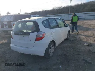 2009 Honda Fit z VIN JHMGE88249S067463, wystawiony jako IAAI lot #41354698 z przebiegiem 153 402 mil mil oraz . Historia ofert i sprzedaży dostępna na DreamBid. Obrazek 4.
