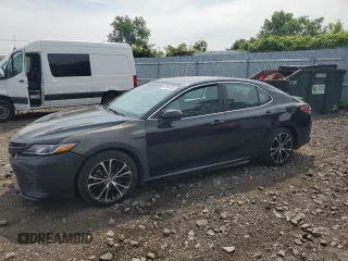 2018 Toyota Camry LE z VIN 4T1B11HK8JU629111, wystawiony jako Copart lot #60004485 z przebiegiem 50 126 mil mil oraz Czysty tytuł • Clean title. Historia ofert i sprzedaży dostępna na DreamBid. Obrazek 1.