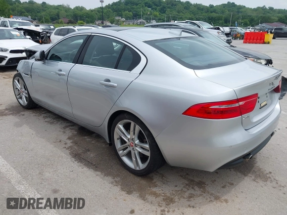 2017 Jaguar XE 35t Prestige z VIN SAJAK4BV2HA963732, wystawiony jako IAAI lot #42275319 z przebiegiem 32 600 mil mil oraz . Historia ofert i sprzedaży dostępna na DreamBid. Obrazek 3.