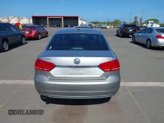 2014 Volkswagen Passat Wolfsburg Edition z VIN 1VWAT7A39EC055174, wystawiony jako IAAI lot #42433368 z przebiegiem 81 321 mil mil oraz . Historia ofert i sprzedaży dostępna na DreamBid. Obrazek 16.