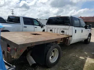 2006 Ford F-350 XL z VIN 1FDWW36P36ED25201, wystawiony jako Copart lot #65108995 z przebiegiem 226 872 mil mil oraz Czysty tytuł • Clean title. Historia ofert i sprzedaży dostępna na DreamBid. Obrazek 3.