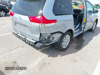 2014 Toyota Sienna XLE z VIN 5TDYK3DC0ES451307, wystawiony jako IAAI lot #42093569 z przebiegiem 105 721 mil mil oraz . Historia ofert i sprzedaży dostępna na DreamBid. Obrazek 18.