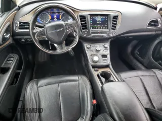 2015 Chrysler 200 C z VIN 1C3CCCEG8FN583462, wystawiony jako Copart lot #55586005 z przebiegiem 117 347 mil mil oraz Szkody całkowita. Historia ofert i sprzedaży dostępna na DreamBid. Obrazek 8.