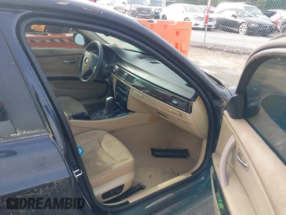 2009 BMW 3 Series 328i z VIN WBAPH73559E128562, wystawiony jako IAAI lot #42129719 z przebiegiem 172 682 mil mil oraz . Historia ofert i sprzedaży dostępna na DreamBid. Obrazek 5.
