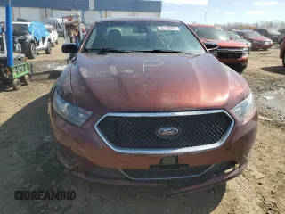 2016 Ford Taurus SHO z VIN 1FAHP2KT6GG140921, wystawiony jako Copart lot #52118935 z przebiegiem 132 199 mil mil oraz Czysty tytuł • Clean title. Historia ofert i sprzedaży dostępna na DreamBid. Obrazek 5.
