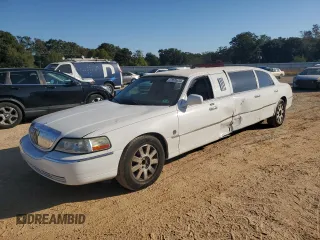 2003 Lincoln Town Car Executive z VIN 1L1FM81W43Y646922, wystawiony jako Copart lot #77078474 z przebiegiem 53 608 mil mil oraz Szkoda całkowita • Salvage title. Historia ofert i sprzedaży dostępna na DreamBid. Obrazek 1.
