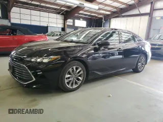2020 Toyota Avalon Hybrid XLE z VIN 4T1A21FB3LU013217, wystawiony jako Copart lot #59955515 z przebiegiem 302 338 mil mil oraz Czysty tytuł • Clean title. Historia ofert i sprzedaży dostępna na DreamBid. Obrazek 1.