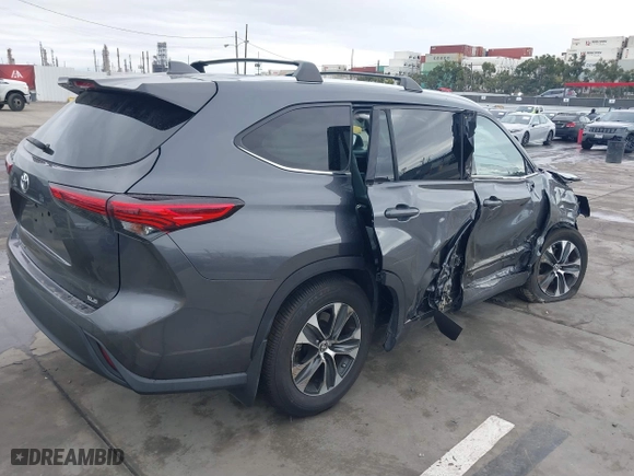 2020 Toyota Highlander XLE with VIN 5TDHZRAH5LS004127, listed as a IAAI auction lot 41763819 with 53,228 mi miles. Bid and sale history available at carsss.com. Image 4.