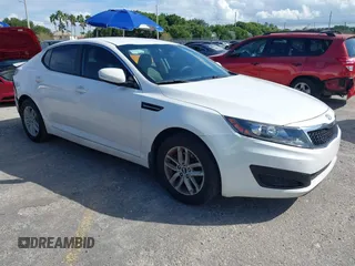 2011 Kia Optima LX z VIN KNAGM4A75B5157595, wystawiony jako IAAI lot #40682470 z przebiegiem 176 397 mil mil oraz . Historia ofert i sprzedaży dostępna na DreamBid. Obrazek 1.