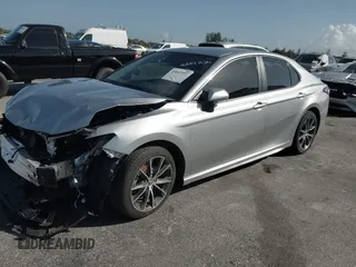 2023 Toyota Camry SE z VIN 4T1G11AK9PU805365, wystawiony jako IAAI lot #40647197 z przebiegiem 18 643 mil mil oraz . Historia ofert i sprzedaży dostępna na DreamBid. Obrazek 2.