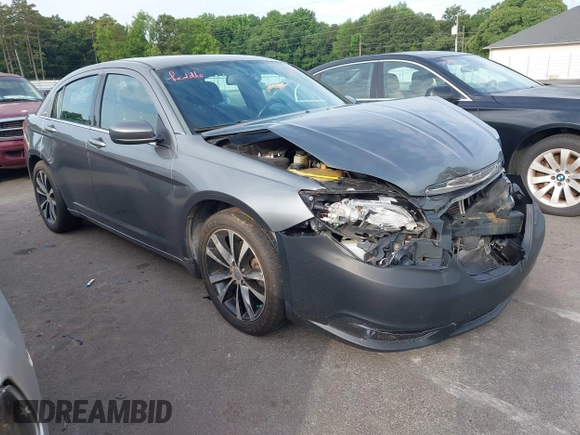 2012 Chrysler 200 Touring z VIN 1C3CCBBG5CN264045, wystawiony jako IAAI lot #42500711 z przebiegiem 176 135 mil mil oraz . Historia ofert i sprzedaży dostępna na DreamBid. Obrazek 1.