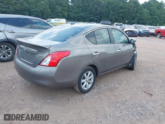 2012 Nissan Versa S z VIN 3N1CN7AP3CL846541, wystawiony jako IAAI lot #42542076 z przebiegiem 140 409 mil mil oraz . Historia ofert i sprzedaży dostępna na DreamBid. Obrazek 4.