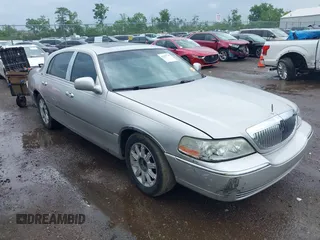 2007 Lincoln Town Car Signature Limited z VIN 1LNHM82W87Y639418, wystawiony jako IAAI lot #42257747 z przebiegiem 107 650 mil mil oraz . Historia ofert i sprzedaży dostępna na DreamBid. Obrazek 1.