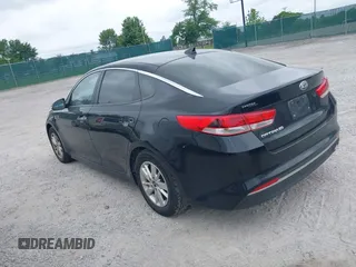 2017 Kia Optima LX z VIN 5XXGT4L36HG152832, wystawiony jako IAAI lot #42445597 z przebiegiem 183 875 mil mil oraz . Historia ofert i sprzedaży dostępna na DreamBid. Obrazek 3.