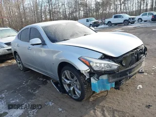 2015 Infiniti Q70 z VIN JN1BY1AR7FM561532, wystawiony jako IAAI lot #41375898 z przebiegiem 130 565 mil mil oraz . Historia ofert i sprzedaży dostępna na DreamBid. Obrazek 1.