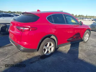 2018 Alfa Romeo Stelvio z VIN ZASFAKAN3J7C20066, wystawiony jako IAAI lot #40879859 z przebiegiem 50 131 mil mil oraz . Historia ofert i sprzedaży dostępna na DreamBid. Obrazek 4.
