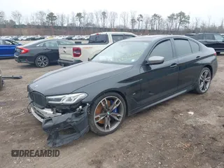 2022 BMW 5 Series M550i xDrive z VIN WBA13BK01NCH76521, wystawiony jako IAAI lot #41904437 z przebiegiem Nie podano mil oraz . Historia ofert i sprzedaży dostępna na DreamBid. Obrazek 2.