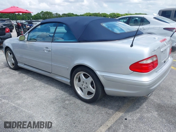 2001 Mercedes-Benz CLK 320/430 z VIN WDBLK70GX1T069063, wystawiony jako IAAI lot #42353619 z przebiegiem 107 770 mil mil oraz . Historia ofert i sprzedaży dostępna na DreamBid. Obrazek 3.