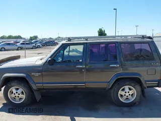 1987 Jeep Cherokee with VIN 1JCML7849HT112362, listed as a IAAI auction lot 42646285 with 162,661 mi miles and . Bid and sale history available at DreamBid. Image 6.