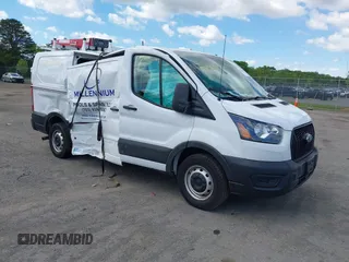 2023 Ford Transit Cargo z VIN 1FTBR1Y88PKB28094, wystawiony jako IAAI lot #42206002 z przebiegiem 22 519 mil mil oraz . Historia ofert i sprzedaży dostępna na DreamBid. Obrazek 1.